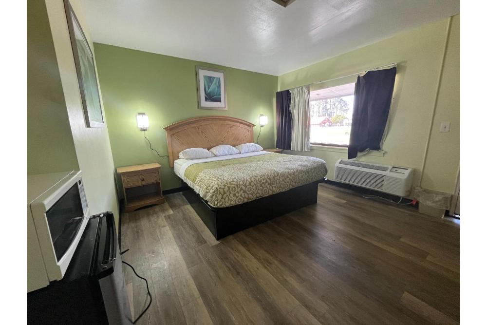 King Bed with Kitchenette Non-Smoking interior